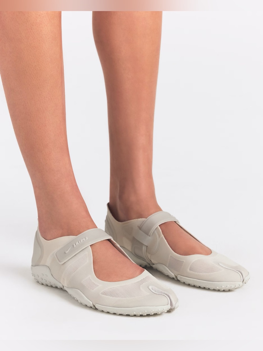 NikeSKIMS Rift Mesh Light Bone Split Toe Shoes Women’s 7 NWOB